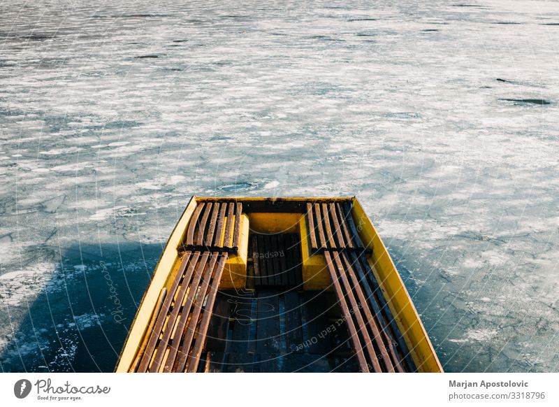Boot auf einem zugefrorenen See Natur Wasser Winter Klima Eis Frost Küste Seeufer Kristalle frieren alt kalt Stimmung Einsamkeit Umwelt Wasserfahrzeug ländlich