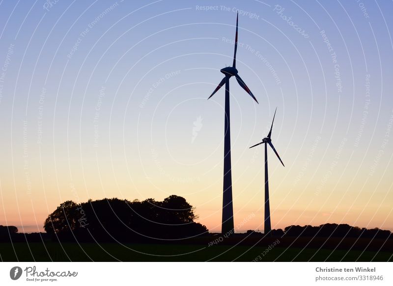 Zwei Windkraftanlagen im Sonnenuntergang / Sonnenaufgang Technik & Technologie Fortschritt Zukunft klimaneutral Energiewirtschaft Klima Erneuerbare Energie