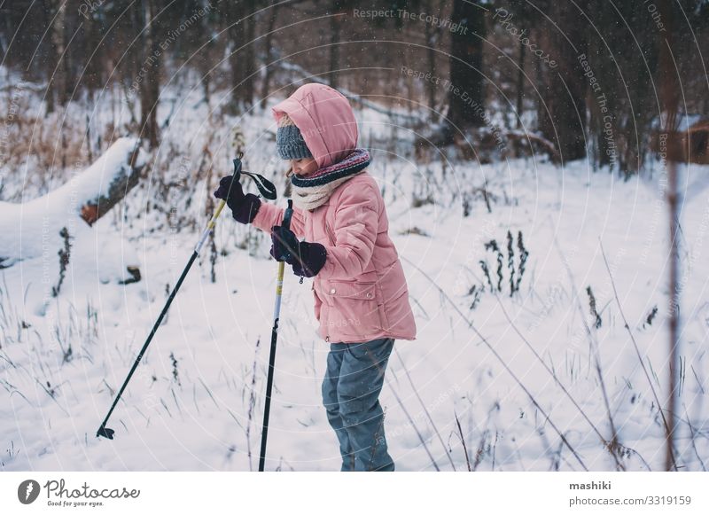 fröhliches Kind Mädchen Skifahren im Winter Schneewald Freude Glück Erholung Freizeit & Hobby Ferien & Urlaub & Reisen Abenteuer Sport Jugendliche Landschaft