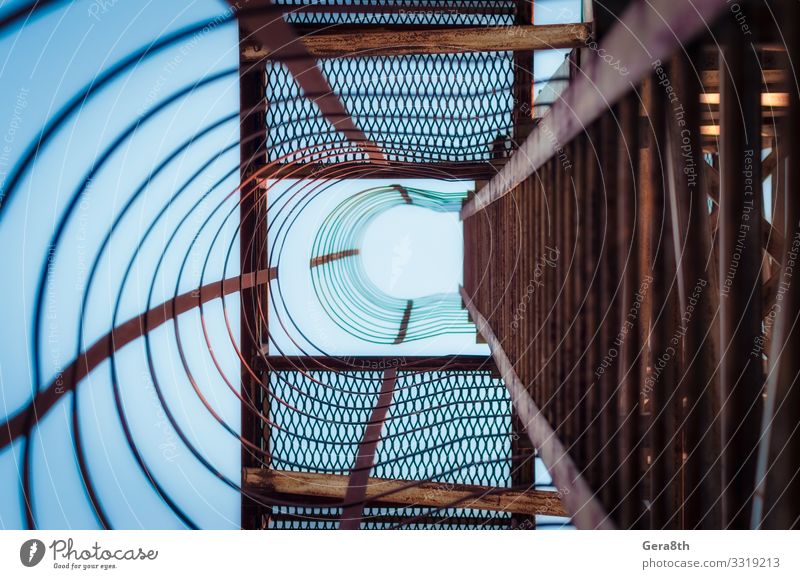 Metallkonstruktion mit Treppenstufen in perspektivischer Ansicht Industrie Architektur Rost alt blau Abstraktion Hintergrund Biegungen Konstruktion Kurven