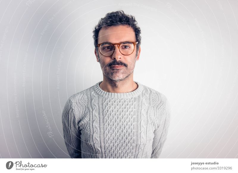 Mann mit Schnurrbart und Brille, der in die Kamera schaut. Erwachsene attraktiv braun Krebs Freizeitbekleidung Kaukasier charmant selbstbewußt Coolness