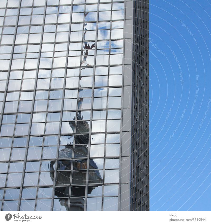 Berliner Fernsehturm spiegelt sich in der Fassade eines Hochhauses Himmel Wolken Hauptstadt Stadtzentrum Bauwerk Gebäude Architektur Fenster Sehenswürdigkeit