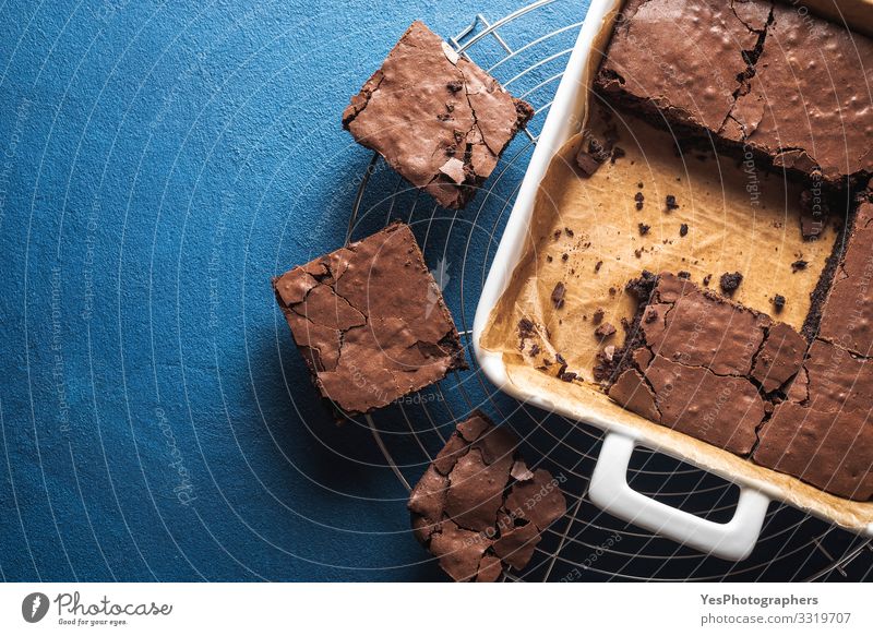Brownies in einer Pfanne und auf einem Kühltablett. Hausgemachte Brownies Lebensmittel Kuchen Dessert Süßwaren Schokolade lecker süß blau braun obere Ansicht