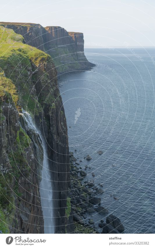 Klippe am Meer mit Wasserfall Steilküste Schottland Isle of Skye Natur Landschaft Urlaubsstimmung