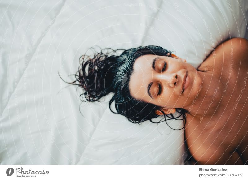 Porträt der jungen brünetten Frau, die gerade aus der Dusche mit nassen Haaren auf dem Bett kommt Lifestyle Glück schön Körper Haut Behandlung Wellness Erholung