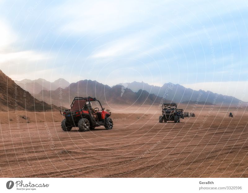 Autowagen mit Touristen auf einer Reise in die Wüste in Ägypten Ferien & Urlaub & Reisen Tourismus Ausflug Abenteuer Berge u. Gebirge Menschengruppe Natur