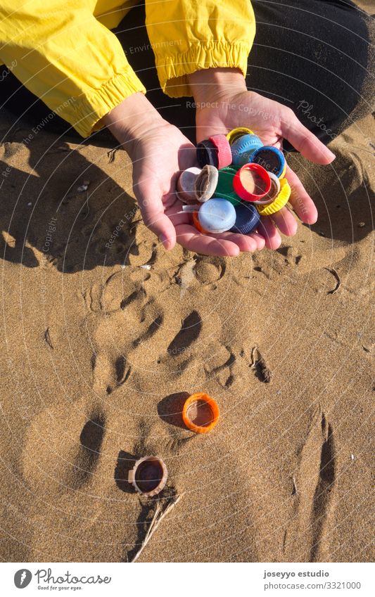 Hände voll von Plastikpfropfen, die am Strand gesammelt wurden. Meer Aktivist Erkenntnis Herausforderung Sauberkeit Küste abholen Bildung Umwelt frei Zukunft