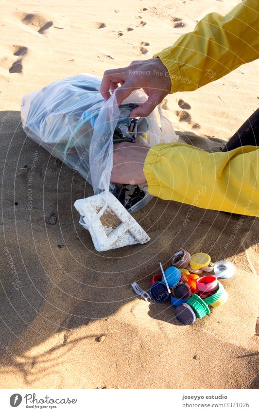 Am Strand gesammelte Plastikpfropfen. Meer Aktivist Erkenntnis Perlen Flasche Sauberkeit Küste abholen Ohrenstäbchen Bildung Umwelt frei Zukunft Müll Hand Mikro