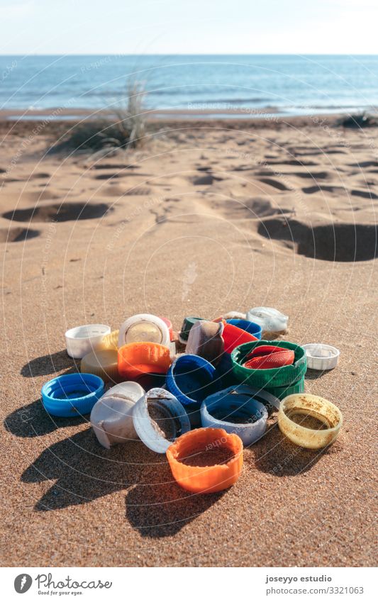 Am Strand gesammelte Plastikpfropfen. Meer Aktivismus Erkenntnis Perlen Flasche Herausforderung Küste abholen Umwelt frei Zukunft Mikro Kunststoff Bewegung