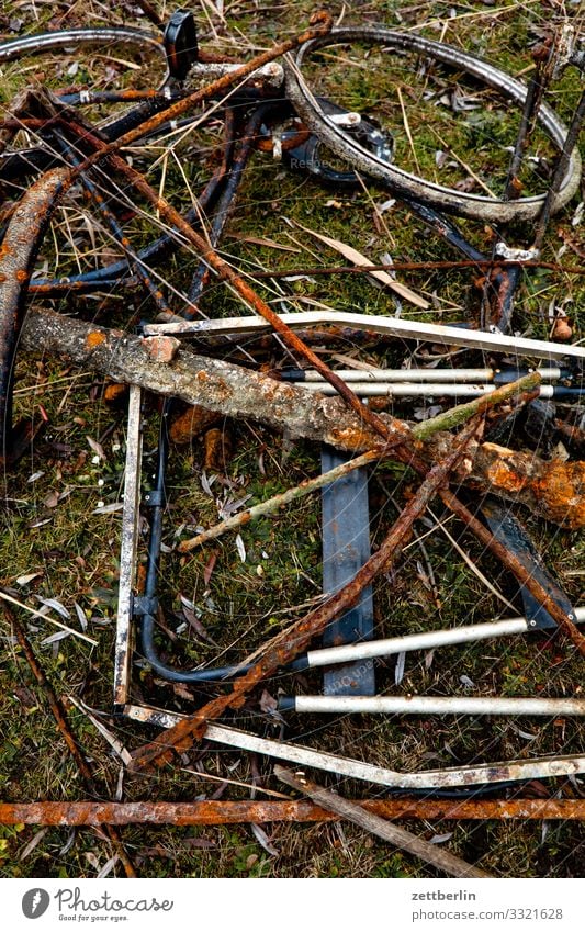 Fundstücke aus Rost Schrott Eisen Fahrrad finden Metall Metallwaren metallhaltig Stahl Teile u. Stücke Müll Sauberkeit Reinigen Ordnung Umweltschutz