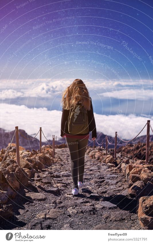Junge Frau beim Wandern am Teide-Vulkan auf Teneriffa schön Ferien & Urlaub & Reisen Tourismus Abenteuer Sommer Insel Berge u. Gebirge wandern Mensch feminin