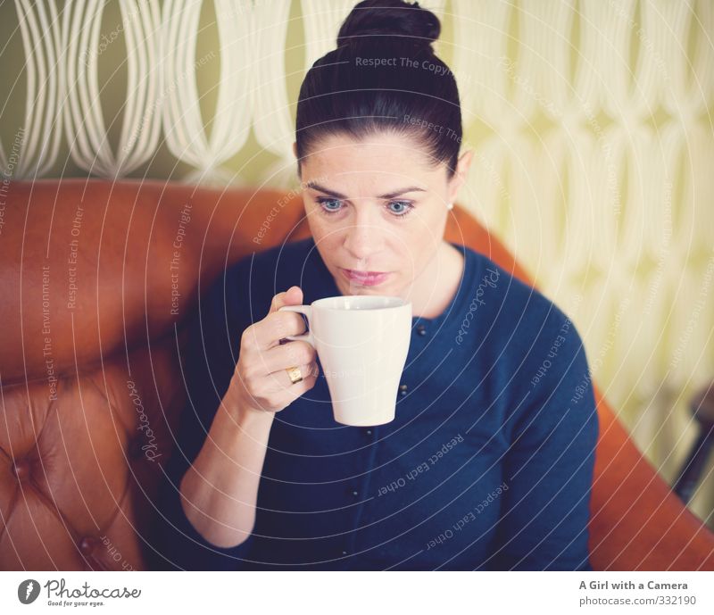 etwas zum Aufwärmen Mensch feminin Junge Frau Jugendliche Erwachsene Leben 1 30-45 Jahre trinken Kaffeetasse Kaffeepause Heißgetränk Pause stoppen genießen