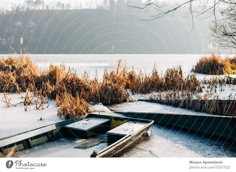Boote auf einem zugefrorenen See im Winter Natur Landschaft Wasser Sonnenlicht Wetter Eis Frost Seeufer Flussufer Teich Fischerboot frieren kalt Stimmung