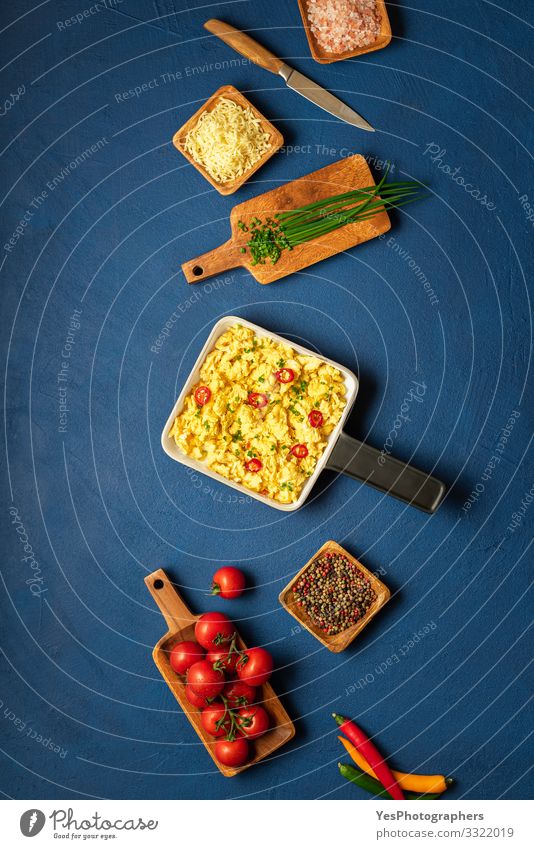 Rühreier und Zutaten. Kontext des Kochens beim Frühstück Käse Mittagessen Geschirr Teller Pfanne Messer Gesunde Ernährung Tisch Küche frisch Tradition