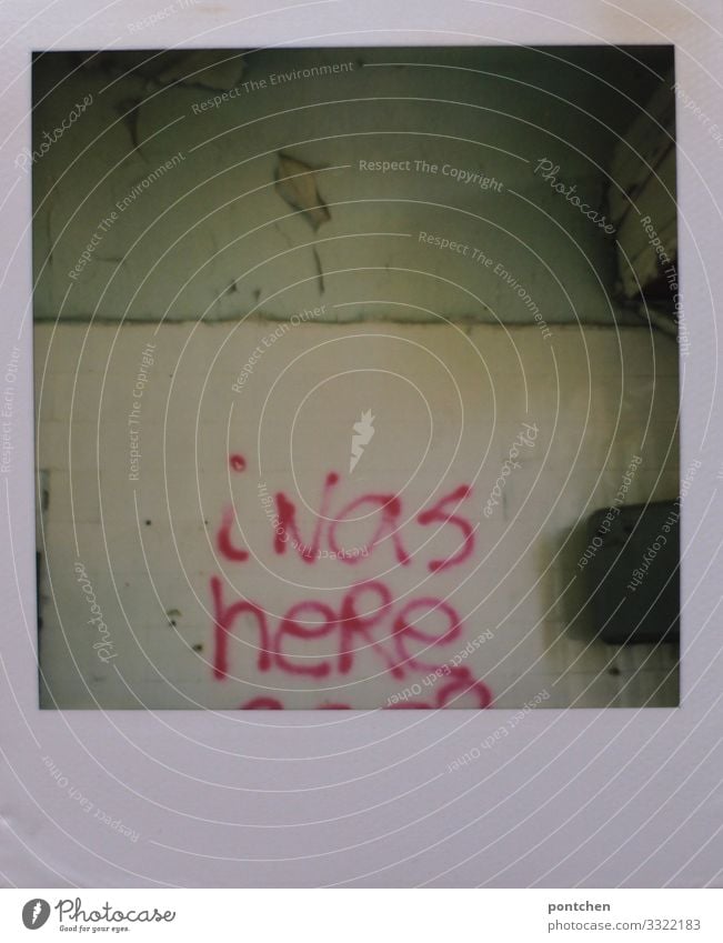„I was here“ Polaroid zeigt Graffiti auf wandfließen in verlassenen Haus Industrieanlage Fabrik Bauwerk alt hässlich kalt lost places Menschenleer rosa Englisch