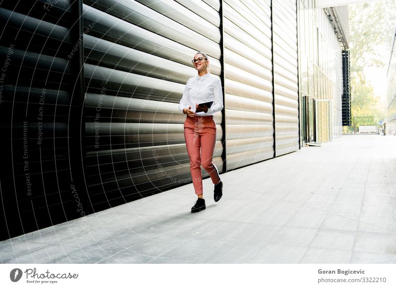 Hübsche junge Frau mit digitalem Tablet an der Wand des Bürogebäudes Lifestyle elegant Stil schön Arbeit & Erwerbstätigkeit Business Technik & Technologie