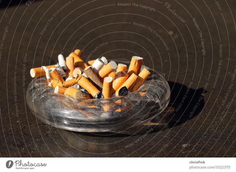 Raucherhaushalt - ästhetischer Erdbeerkuchen und unästhetischer Aschenbecher  - ein lizenzfreies Stock Foto von Photocase