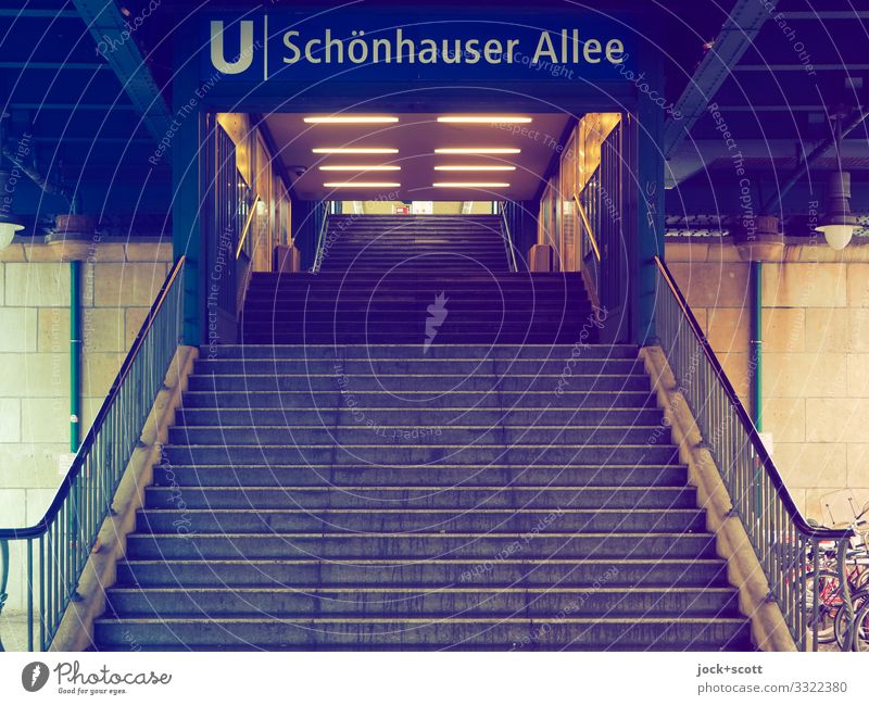Schönhauser Allee, Eingang zur U-Bahn Prenzlauer Berg Bahnhof Architektur U-Bahnstation Treppe Treppengeländer Treppenabsatz Schriftzeichen