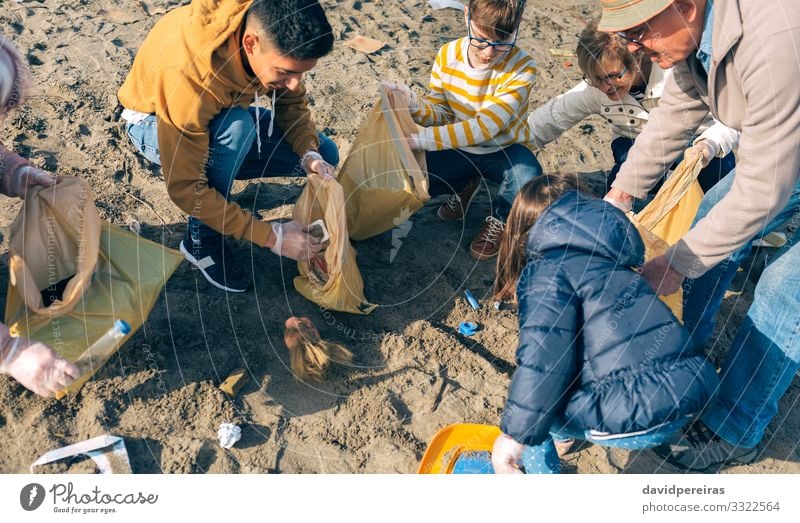 Freiwillige beim Putzen des Strandes Kind Mensch Junge Frau Erwachsene Mann Familie & Verwandtschaft Menschengruppe Umwelt Natur Fluggerät alt Lächeln dreckig