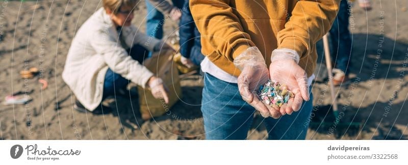 Hände mit Mikrokunststoffen am Strand Internet Mensch Mann Erwachsene Hand Menschengruppe Umwelt Sand Kunststoff alt gefährlich Teamwork Umweltverschmutzung