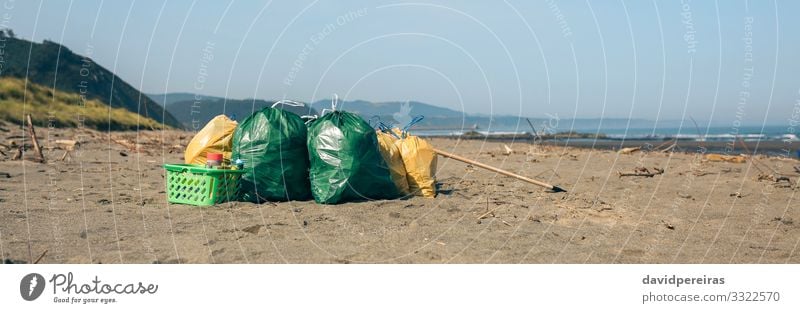 Müllsäcke und Utensilien am Strand Internet Umwelt Natur Landschaft Sand Küste Sauberkeit Desaster Teamwork danach gesammelt Umweltbewusstsein Transparente