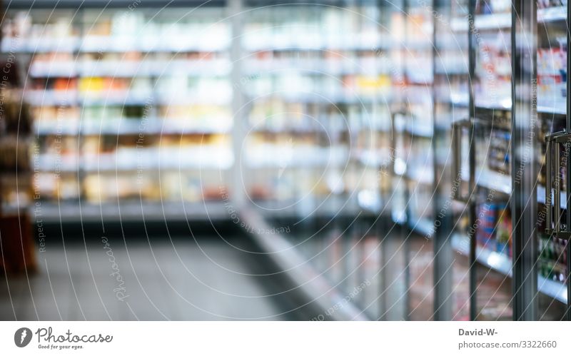 Supermarkt mit Kühlregalen und Lebensmitteln Geschäft kühlregal kühlregale Ladengeschäft Menschenleer Einkaufen von Lebensmitteln wocheneinkauf Gang