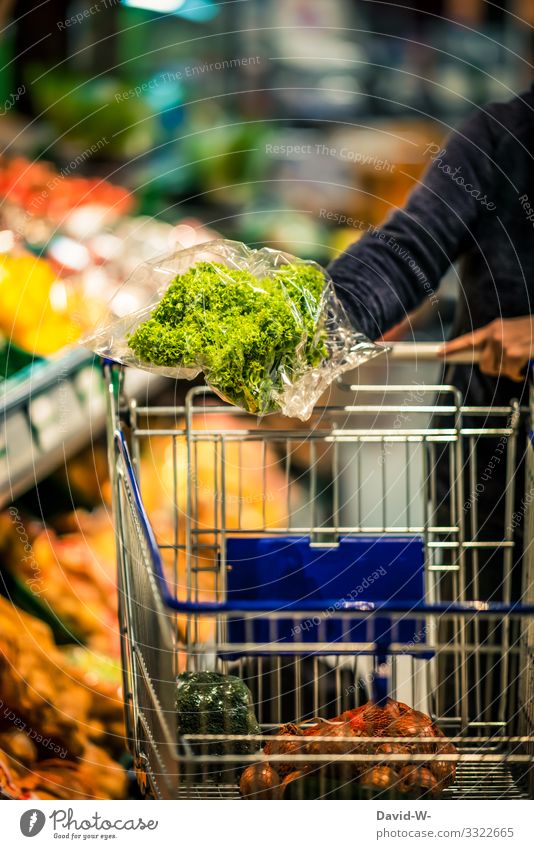 Supermarkt - Lebensmittel in Plastikverpackung Einkaufswagen einkaufen Farbfoto Konsum Ladengeschäft Mensch Plastikwelt Plastikhülle Plastikfolie