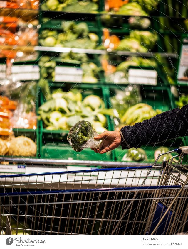 einkaufen von Lebensmitteln in Plastikverpackung Einkaufswagen Supermarkt Farbfoto Konsum Ladengeschäft Mensch Plastikwelt Plastikhülle Plastikfolie