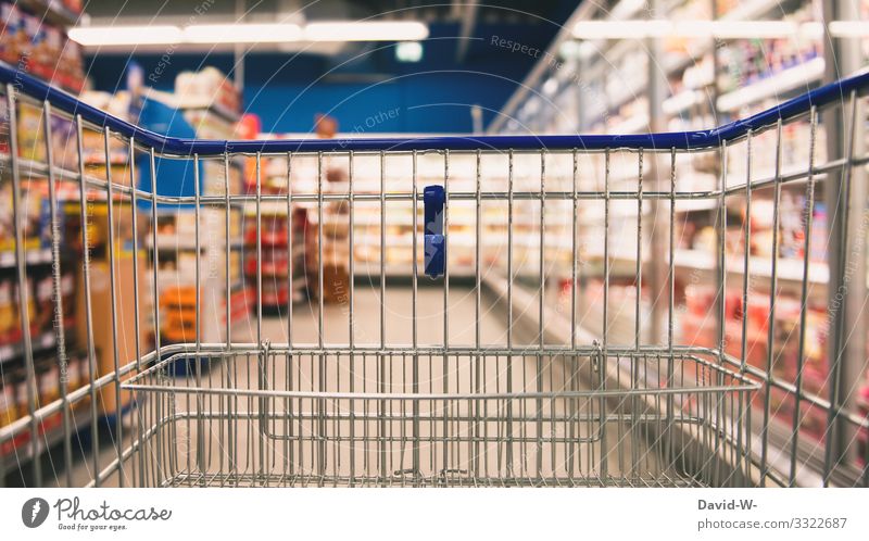 leerer Einkaufswagen im Laden einkaufen Geschäft Lebensmittel knapp ausverkauft Wocheneinkauf knappheit Coronavirus angst suchen angebot werbung Preiserhöhung