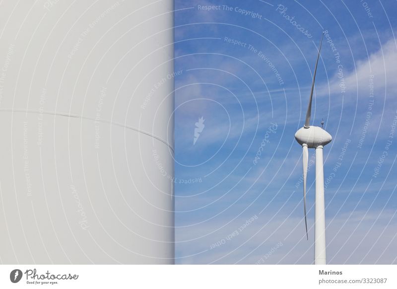 Windturbine für die Produktion von elektrischer Energie, ökologische Energie. Industrie Energiewirtschaft Technik & Technologie Umwelt Natur Landschaft Himmel