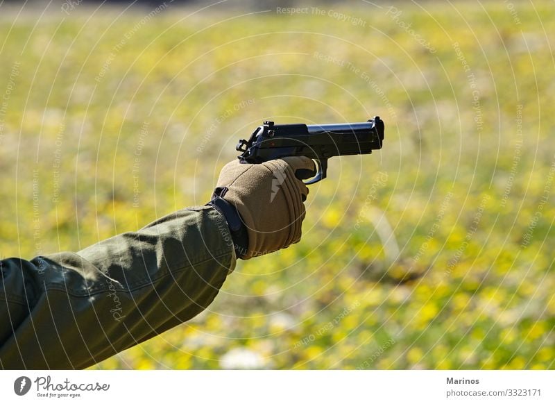 Die Hand des Soldaten zeigt mit einer Waffe. Militärisches Konzept. Technik & Technologie Mann Erwachsene Krieg Armee Training virtuell Hintergrund Entwurf