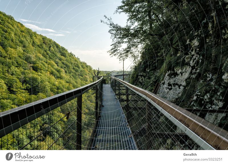 Hängemetallbrücke in der Schlucht in Georgien im Herbst Ferien & Urlaub & Reisen Tourismus Ausflug Berge u. Gebirge Natur Landschaft Pflanze Himmel Wolken