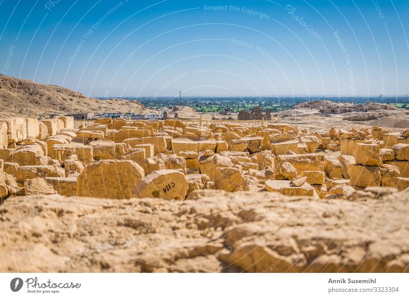 Archäologische Fundstücke vor dem Totentempel der Hatschepsut in Luxor, Ägypten. pharao pharaonen wüste luxor totenkult totentempel ausgrabung fundstücke