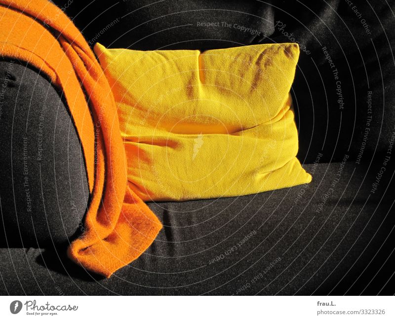 Sofaecke Häusliches Leben Wohnung Wohnzimmer gelb orange schwarz mehrfarbig Kissen Decke Wolldecke Farbfoto Innenaufnahme Textfreiraum unten