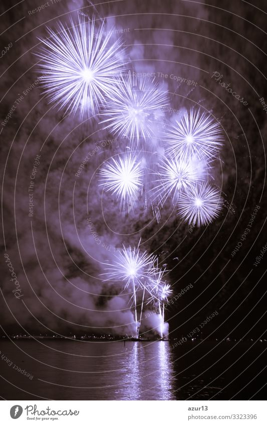 Luxus-Feuerwerk-Veranstaltung Himmel-Wasser-See-Show mit violetten Sternen Reichtum Entertainment zeigen Party Feier feiern Stadtfest Nachtleben Pyrotechnik