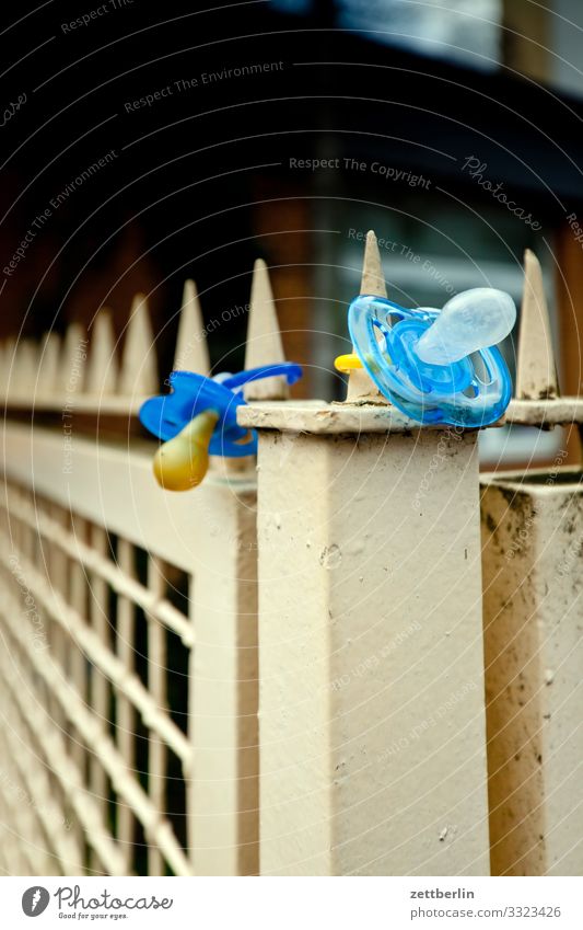 Zwei Nuckel Aufbewahren Ein Lizenzfreies Stock Foto Von Photocase