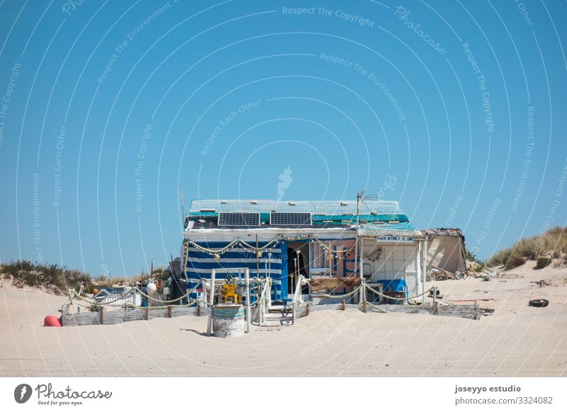 Fischerhütte am Strand Andalusien Atlantik blau Wasserfahrzeug Hütte Küste Ausflugsziel donana Düne Umwelt Haus Huelva Landschaft matalascanas