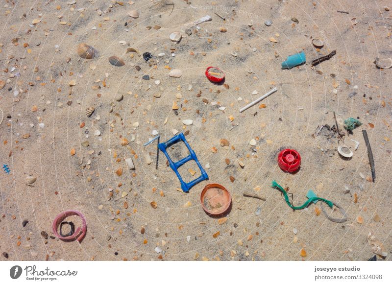 Kunststoffe auf dem Sand des Strandes. Erkenntnis Flasche Sauberkeit Küste Ohrenstäbchen ökologisch Bildung Umwelt frei Zukunft Lutscher Mikro Natur Meer Pickup