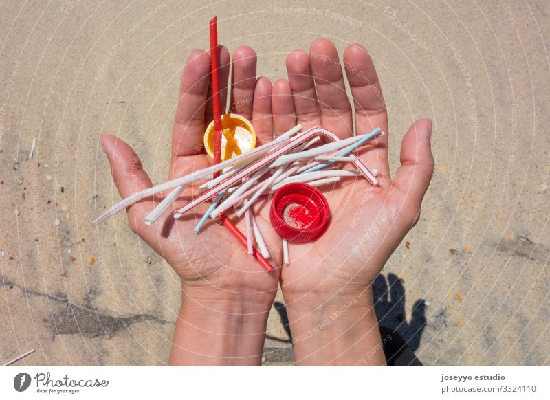 Hände voller Plastik am Strand. Aktivist Erkenntnis Pflege Sauberkeit Küste Ohrenstäbchen Bildung Umwelt frei Zukunft Hand Lutscher Bewegung Meer Pickup Erde