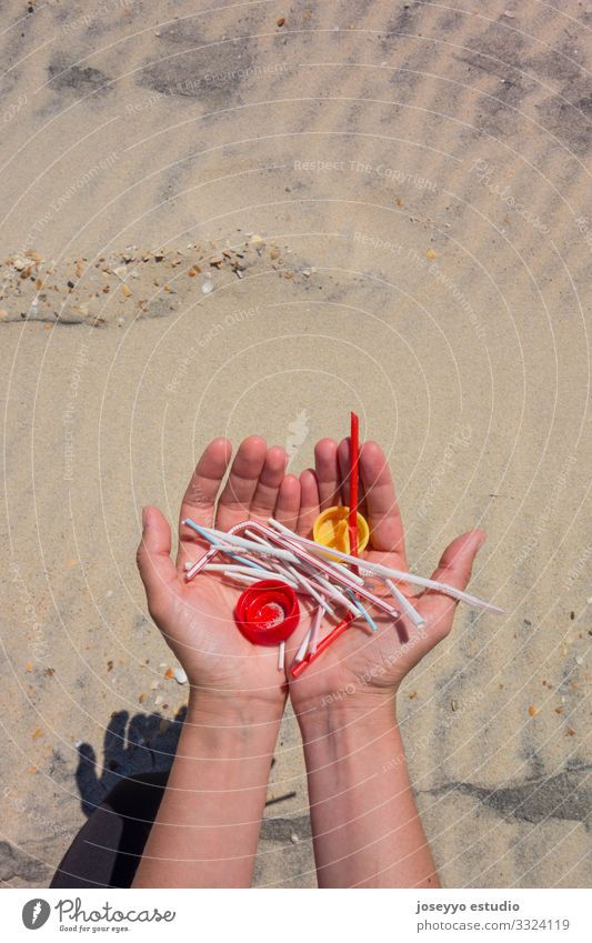 Hände voller Plastik am Strand. Aktivist Erkenntnis Sauberkeit Küste Ohrenstäbchen Bildung Umwelt frei Zukunft Hand Lutscher Mikro Kunststoff Bewegung Meer