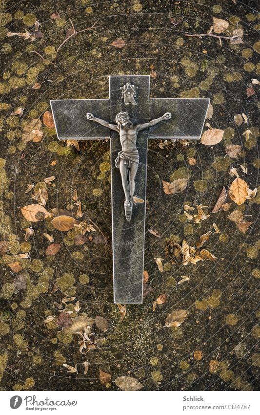 Grab Christliches Kreuz Jesus Christus Grabstein Stein Metall braun grau grün schwarz Opferbereitschaft Traurigkeit Trauer Tod Schmerz Pastellton