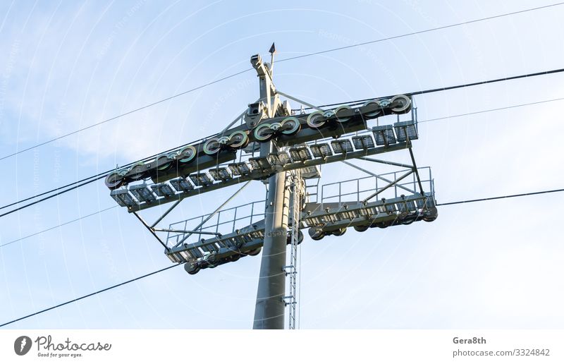 Standseilbahn gegen den blauen Himmel in Georgien Technik & Technologie Wolken Verkehr Straße Metall Linie modern Kabel Seilbahn Maschinenbau Gerät Höhe bügeln