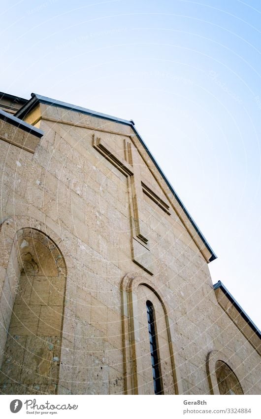 moderne christliche Kirche mit einem Kreuz an der Wand in Georgien Ferien & Urlaub & Reisen Tourismus Himmel Gebäude Architektur Stein hoch blau Farbe Glaube