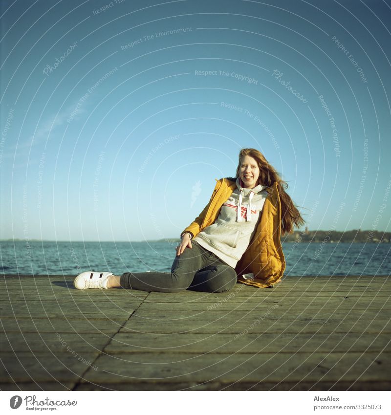 Junge Frau auf einem Steg an der Ostsee Lifestyle Freude schön Leben Wohlgefühl Ausflug Meer Jugendliche 18-30 Jahre Erwachsene Landschaft Wasser