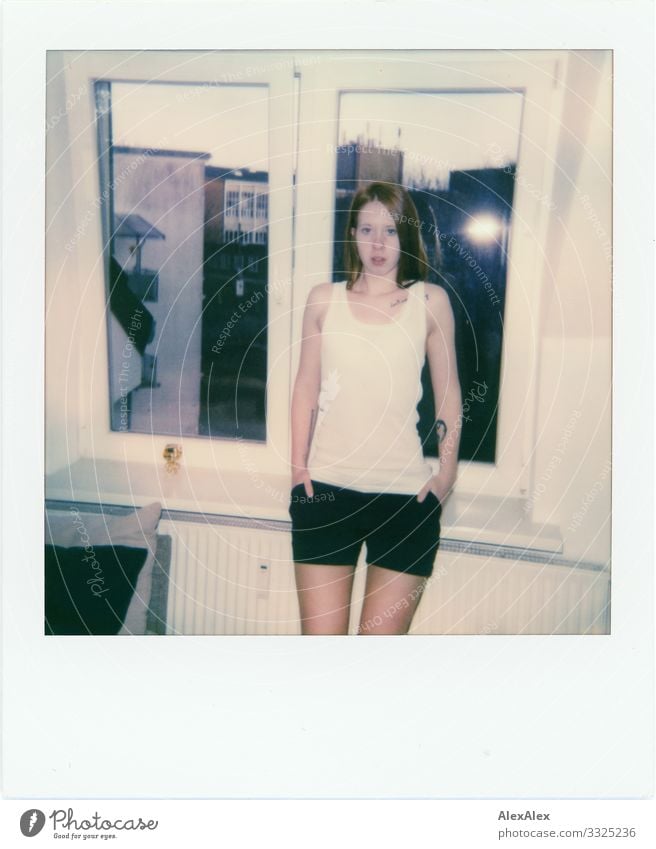 Polaroid einer jungen Frau vor dem Fenster Freude schön Häusliches Leben Wohnung Junge Frau Jugendliche 18-30 Jahre Erwachsene Hemd Hotpants rothaarig