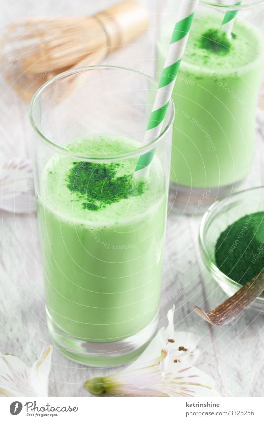Grüne Matcha-Milch Ernährung Frühstück Vegetarische Ernährung Getränk Kaffee Tee natürlich grün weiß grüne Streichhölzer schäumen Bierschaum Latte melken