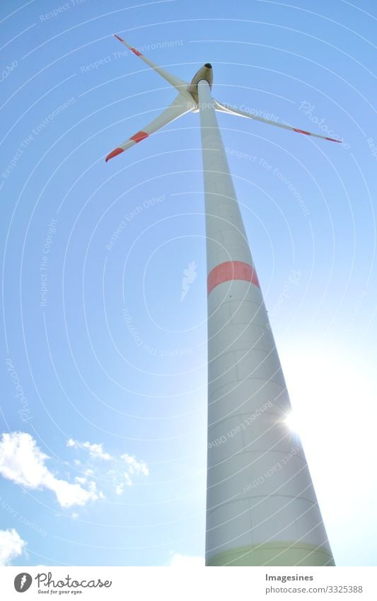 Windkraftanlage gegen blauen Himmel mit Sonne und Wolken, Rheinland Pfalz, Deutschland. alternative Energie, neue Naturlandschaft blauer Himmel Landwirtschaft