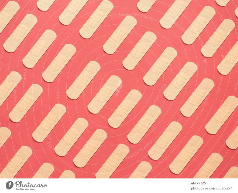 Bandhilfemuster auf rotem Hintergrund Design Haut Gesundheitswesen Medikament Krankenhaus weiß Schmerz Farbe Klebstoff Unterstützung bandagieren Kur Wunde