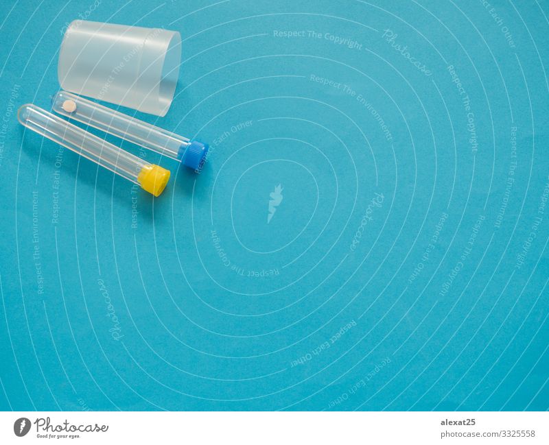 Analyseröhrchen auf blauem Hintergrund mit Kopierraum Flasche Gesundheitswesen Krankheit Medikament Wissenschaften Labor Prüfung & Examen Container Tube