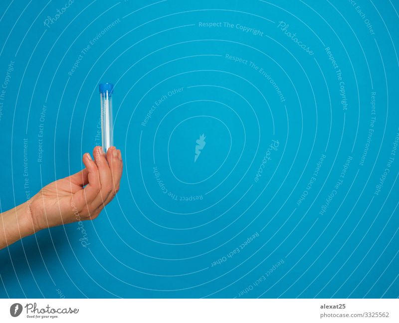 Hand mit Analyseröhre auf blauem Hintergrund mit Kopierfeld Flasche Gesundheitswesen Krankheit Medikament Wissenschaften Labor Prüfung & Examen Container Tube
